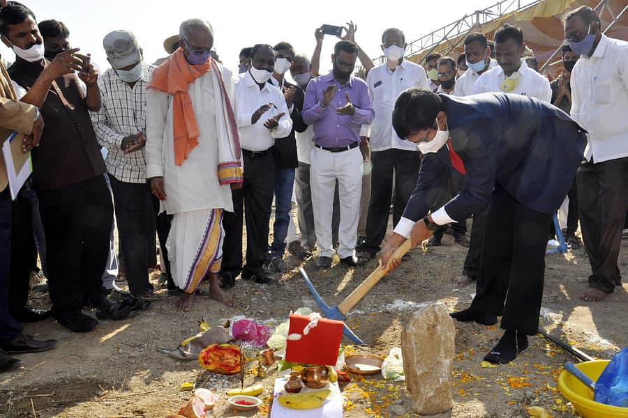 ಯಾದಗಿರಿ ನಗರದಲ್ಲಿ ಜಿಲ್ಲಾ ನ್ಯಾಯಾಲಯದ ಸಂಕೀರ್ಣ ಕಟ್ಟಡ ಕಾಮಗಾರಿಯ ಭೂಮಿಪೂಜೆಯನ್ನು ಹೈಕೋರ್ಟ್ ನ್ಯಾಯಾಧೀಶರಾದ ಪಿ.ಎಸ್.ದಿನೇಶಕುಮಾರ ನೆರವೇರಿಸಿದರು