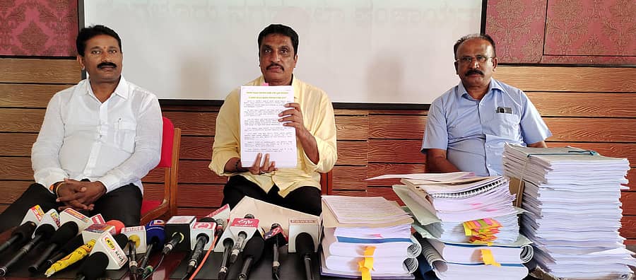 ಆನೇಕಲ್ ತಾಲ್ಲೂಕಿನ ಚಂದಾಪುರದಲ್ಲಿ ಪತ್ರಿಕಾಗೋಷ್ಠಿ ನಡೆಸಿ ಸುಮಾರು 5,700 ಪುಟಗಳ ದಾಖಲೆಗಳನ್ನು ಬಿಜೆಪಿ ಜಿಲ್ಲಾ ಘಟಕದ ಅಧ್ಯಕ್ಷ ಎನ್.ಆರ್. ರಮೇಶ್ ಬಿಡುಗಡೆ ಮಾಡಿದರು