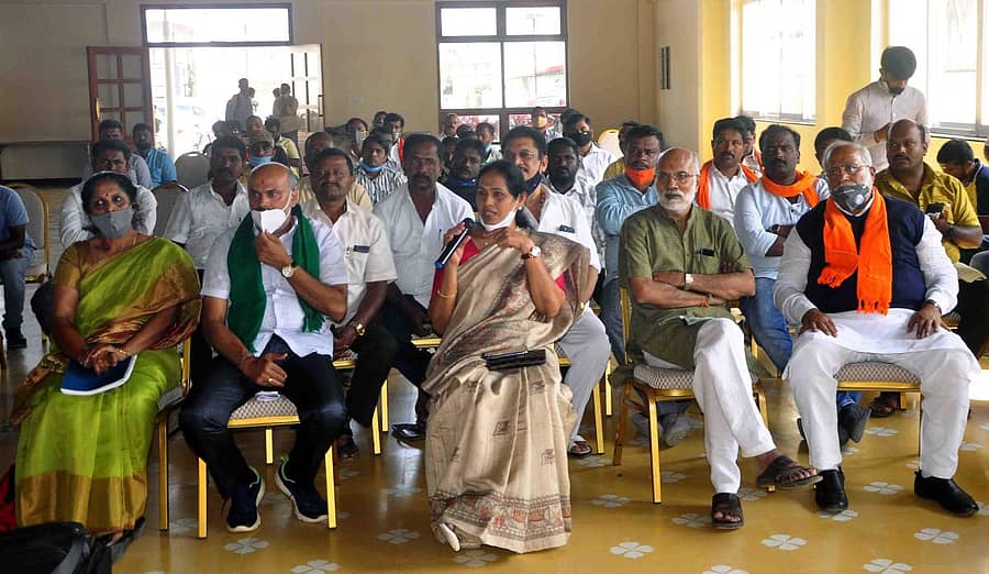 ಹಾಸನದ ಎಚ್.ಎಂ.ಟಿ ಕಲ್ಯಾಣ ಮಂಟಪದಲ್ಲಿ ಏರ್ಪಡಿಸಿದ್ದ ರೈತರೊಂದಿಗೆ ಸಂವಾದ ಕಾರ್ಯಕ್ರಮದಲ್ಲಿ ಸಂಸದೆ ಶೋಭಾ ಕರಂದ್ಲಾಜೆ ಮಾತನಾಡಿದರು.