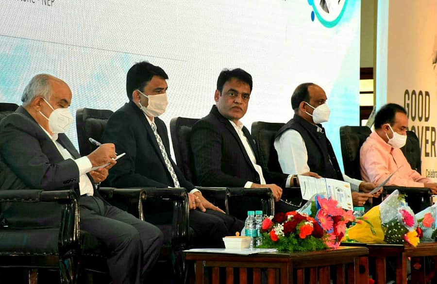 ಮಾಜಿ ಪ್ರಧಾನಿ ಅಟಲ್ ಬಿಹಾರಿ ವಾಜಪೇಯಿ ಅವರ ಜನ್ಮದಿನದ ಅಂಗವಾಗಿ ವಿಧಾನಸೌಧದ ಬ್ಯಾಂಕ್ವೆಟ್ ಹಾಲ್ನಲ್ಲಿ ಶುಕ್ರವಾರ ನಡೆದ ‘ಉತ್ತಮ ಆಡಳಿತ ದಿನ’ ಕಾರ್ಯಕ್ರಮದ ಉದ್ಘಾಟನಾ ಸಮಾರಂಭದಲ್ಲಿ ರಾಜ್ಯ ಉನ್ನತ ಶಿಕ್ಷಣ ಪರಿಷತ್ ಉಪಾಧ್ಯಕ್ಷ ಪ್ರೊ. ತಿಮ್ಮೇಗೌಡ, ಉನ್ನತ ಶಿಕ್ಷಣ ಇಲಾಖೆ ಪ್ರಧಾನ ಕಾರ್ಯದರ್ಶಿ ಜಿ. ಕುಮಾರ್ ನಾಯ್ಕ್, ಉಪ ಮುಖ್ಯಮಂತ್ರಿ ಡಾ.ಸಿ.ಎನ್. ಅಶ್ವತ್ಥನಾರಾಯಣ, ಮಾಹಿತಿ ತಂತ್ರಜ್ಞಾನ ಮತ್ತು ಜೈವಿಕ ತಂತ್ರಜ್ಞಾನ ಇಲಾಖೆ ಹೆಚ್ಚುವರಿ ಮುಖ್ಯ ಕಾರ್ಯದರ್ಶಿ ಡಾ.ಇ.ವಿ. ರಮಣ ರೆಡ್ಡಿ ಹಾಗೂ ನವೋದ್ಯಮ ವಿಷನ್ ಗ್ರೂಪ್ ಅಧ್ಯಕ್ಷ ಪ್ರಶಾಂತ್ ಪ್ರಕಾಶ್ ಉಪಸ್ಥಿತರಿದ್ದರು