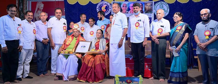 ಬಂಟ್ವಾಳ ತಾಲ್ಲೂಕಿನ ಕನ್ನಡ ಸಾಹಿತ್ಯ ಪರಿಷತ್ ಘಟಕ ಮತ್ತು ನೀರ್ಪಾಜೆ ಭೀಮ ಭಟ್ಟ ಅಭಿಮಾನಿ ಬಳಗ ವತಿಯಿಂದ ಹಿರಿಯ ವಿದ್ವಾಂಸ, ಯಕ್ಷಗಾನ ಅರ್ಥಧಾರಿ ಡಾ. ಎಂ. ಪ್ರಭಾಕರ ಜೋಶಿ ಅವರಿಗೆ ಶುಕ್ರವಾರ ಸಂಜೆ 'ಕನ್ನಡ ಕಲ್ಲಣ ನೀರ್ಪಾಜೆ ಪ್ರಶಸ್ತಿ' ಪ್ರದಾನ ಮಾಡಲಾಯಿತು.