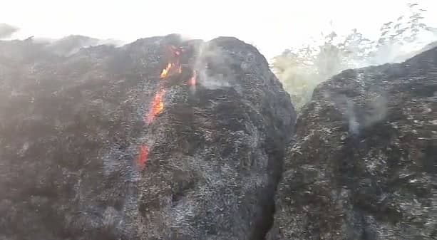 ರಾಗಿ ಬಣವೆಗಳು ಬೆಂಕಿಗೆ ಆಹುತಿ ಆಗುತ್ತಿರುವ ದೃಶ್ಯ