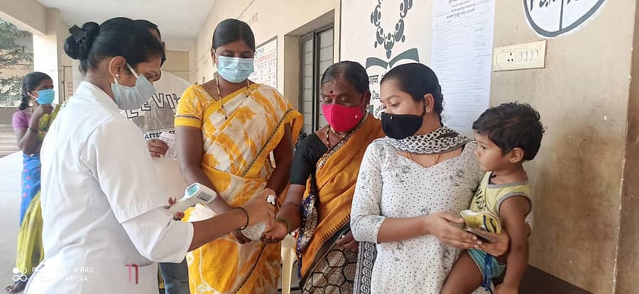 ಸಂಡೂರು ತಾಲ್ಲೂಕಿನ ತೋರಣಗಲ್ ಮತಗಟ್ಟೆಯಲ್ಲಿ‌ ಮತದಾರರ ಕೈಗೆ ಸ್ಯಾನಿಟೈಸರ್ ಸಿಂಪಡಣೆ- ಸಾಂದರ್ಭಿಕ ಚಿತ್ರ