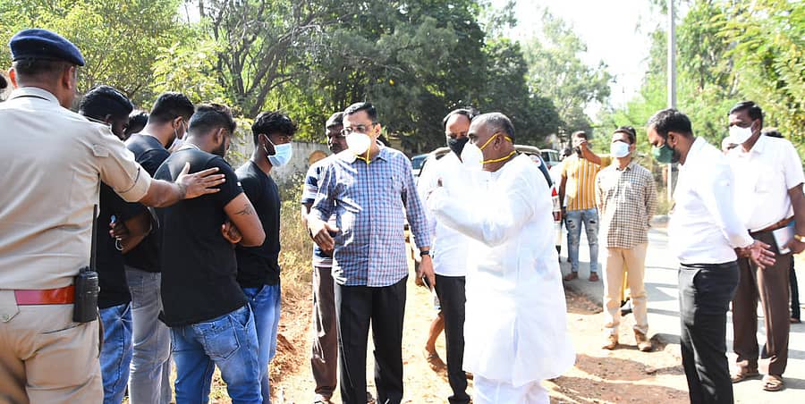 ಒಂದೇ ರೀತಿಯ ದಿರಿಸು ತೊಟ್ಟು ರೌಡಿಗಳಂತೆ ಅನುಮಾನಾಸ್ಪದವಾಗಿ ಕಂಡುಬಂದವರನ್ನು ಪೊಲೀಸರು ಹಾಗೂ ಶಾಸಕ ಬಿ.ಎಚ್. ತಿಪ್ಪಾರೆಡ್ಡಿ ವಿಚಾರಣೆ ಮಾಡಿದರು.