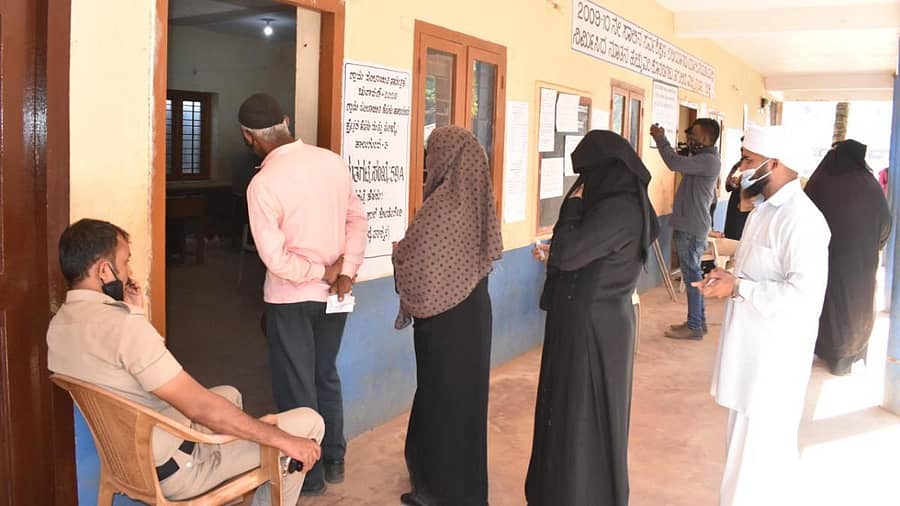 ವಿರಾಜಪೇಟೆ ತಾಲ್ಲೂಕಿನ ಕೊಂಡಂಗೇರಿಯಲ್ಲಿ ಮತ ಚಲಾಯಿಸಲು ನಿಂತಿದ್ದ ಮತದಾರರು