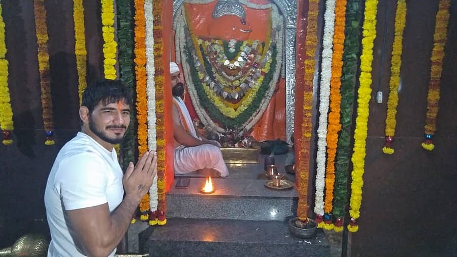 ಅಂಜನಾದ್ರಿಗೆ ಭೇಟಿ ನೀಡಿದ ರಾಷ್ಟ್ರೀಯ ಕುಸ್ತಿಪಟು ಜಿತೇಂದ್ರ