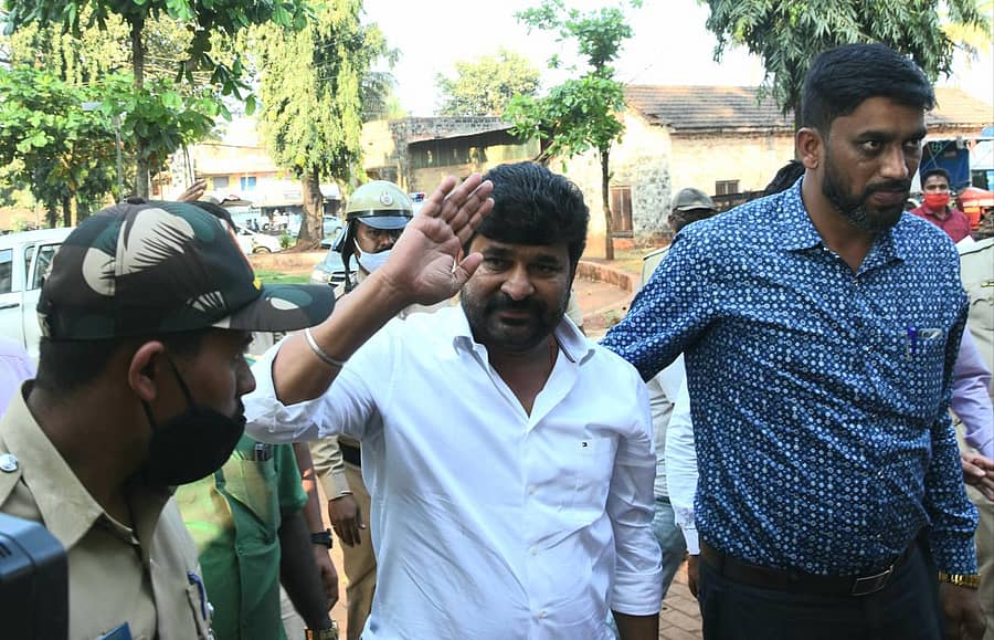 ಜಿಲ್ಲಾ ಪಂಚಾಯ್ತಿ ಸದಸ್ಯ ಯೋಗೇಶಗೌಡ ಗೌಡರ ಕೊಲೆ ಪ್ರಕರಣಕ್ಕೆ ಸಂಬಂಧಿಸಿದಂತೆ, ನವೆಂಬರ್ನಲ್ಲಿ ಮಾಜಿ ಸಚಿವ ಹಾಗೂ ಕಾಂಗ್ರೆಸ್ ಮುಖಂಡ ವಿನಯ ಕುಲಕರ್ಣಿ ಅವರನ್ನು ಸಿಬಿಐ ಬಂಧಿಸಿದ ಕ್ಷಣ