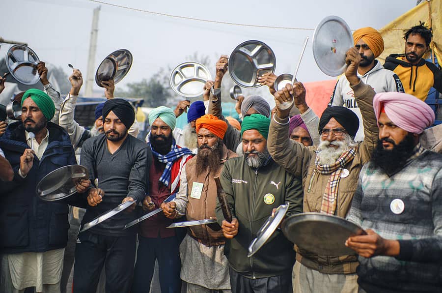 ಕೇಂದ್ರ ಸರ್ಕಾರದ ಕೃಷಿ ಕಾಯ್ದೆಗಳನ್ನು ವಿರೋಧಿಸಿ ನವದೆಹಲಿಯ ಸಿಂಘು ಗಡಿಯಲ್ಲಿ ಹೋರಾಟ ನಡೆಸುತ್ತಿರುವ ರೈತರು ಭಾನುವಾರ ಪ್ರಧಾನಿ ನರೇಂದ್ರ ಮೋದಿ ಅವರ ‘ಮನದ ಮಾತು’ ಕಾರ್ಯಕ್ರಮ ಪ್ರಸಾರವಾಗುತ್ತಿದ್ದ ವೇಳೆ ತಟ್ಟೆಗಳನ್ನು ಬಾರಿಸುವ ಮೂಲಕ ಪ್ರತಿಭಟಿಸಿದರು –ಪಿಟಿಐ ಚಿತ್ರ