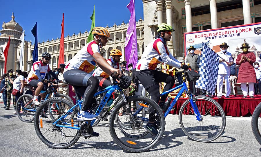 'ಪ್ಯಾರಾ ಸೈಕ್ಲಿಂಗ್-2020’ಗೆ ಮುಖ್ಯಮಂತ್ರಿ ಬಿ.ಎಸ್. ಯಡಿಯೂರಪ್ಪ ಚಾಲನೆ ನೀಡಿದರು. ಗೃಹ ಸಚಿವ ಬಸವರಾಜ ಬೊಮ್ಮಾಯಿ ಇದ್ದರು -ಪ್ರಜಾವಾಣಿ ಚಿತ್ರ