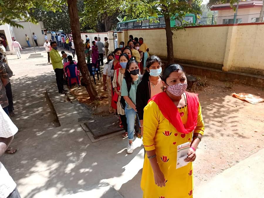 ಕೊಮ್ಮಘಟ್ಟ ಗ್ರಾಮದಲ್ಲಿ ಮತದಾನಕ್ಕೆ ಸಾಲಿನಲ್ಲಿ ನಿಂತಿದ್ದ ಜನ