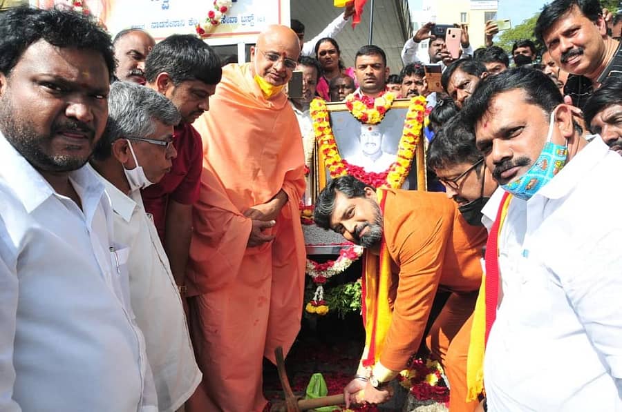 ನಟ ವಿಷ್ಣುವರ್ಧನ್ ಅವರ ಪ್ರತಿಮೆ ನಿರ್ಮಾಣಕ್ಕೆ ನಟ ಅನಿರುದ್ಧ ಗುದ್ದಲಿ ಪೂಜೆ ನೆರವೇರಿಸಿದರು. ಆದಿಚುಂಚನಗಿರಿ ವಿಜಯನಗರ ಶಾಖಾ ಮಠದ ಸೌಮ್ಯನಾಥ ಸ್ವಾಮೀಜಿ, ವಿಶ್ವನಾಥ ಗೌಡ, ಕ್ರಾಂತಿರಾಜು ಹಾಗೂ ಅಭಿಮಾನಿಗಳು ಇದ್ದರು.