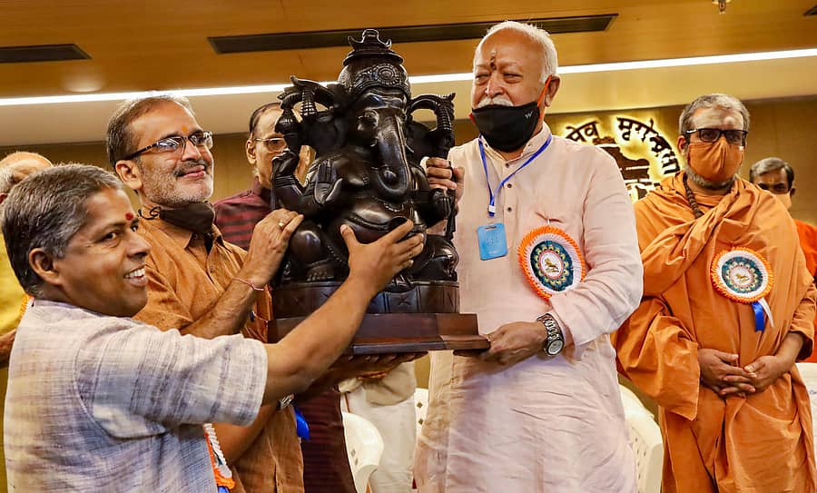 ಕಾರ್ಯಕ್ರಮದಲ್ಲಿ ಮೋಹನ್ ಭಾಗವತ್ ಅವರಿಗೆ ಸ್ಮರಣಿಕೆ ನೀಡಿ ಗೌರವಿಸಲಾಯಿತು –ಪಿಟಿಐ ಚಿತ್ರ