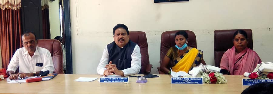 ಚಿಟಗುಪ್ಪ ಪಟ್ಟಣದ ಪುರಸಭೆ ಸಭಾಂಗಣದಲ್ಲಿ ಮಂಗಳವಾರ ನಡೆದ ಪ್ರಥಮ ಸಾಮಾನ್ಯ ಸಭೆಯಲ್ಲಿ ಶಾಸಕ ರಾಜಶೇಖರ ಪಾಟೀಲ ಮಾತನಾಡಿದರು