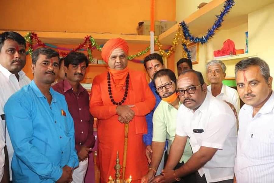 ಅಮೀನಗಡ ಪಟ್ಟಣದಲ್ಲಿ ನೂತನವಾಗಿ ಪ್ರಾರಂಭಗೊಂಡ ಶ್ರೀಶಿವಶಂಕರಿ ಪತ್ತಿನ ಸಹಕಾರ ಸಂಘವನ್ನು ಶಂಕರರಾಜೇಂದ್ರ ಸ್ವಾಮೀಜಿ ಉದ್ಘಾಟಿಸಿದರು. ಅಧ್ಯಕ್ಷ ಶಿವಾನಂದ ಎತ್ತಿನಮನಿ ಇದ್ದಾರೆ