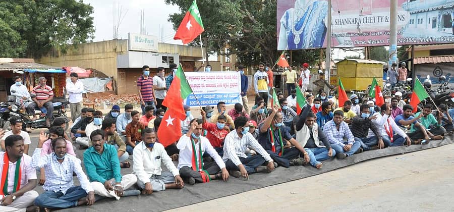 ಗೋಹತ್ಯೆ ನಿಷೇಧ ಸುಗ್ರೀವಾಜ್ಞೆಗೆ ರಾಜ್ಯಪಾಲರು ಸಹಿ ಹಾಕಬಾರದು ಎಂದು ಒತ್ತಾಯಿಸಿ ಎಸ್ಡಿಪಿಐ ಕಾರ್ಯಕರ್ತರು ಮಂಗಳವಾರ ಚಾಮರಾಜನಗರದಲ್ಲಿ ಪ್ರತಿಭಟನೆ ನಡೆಸಿದರು