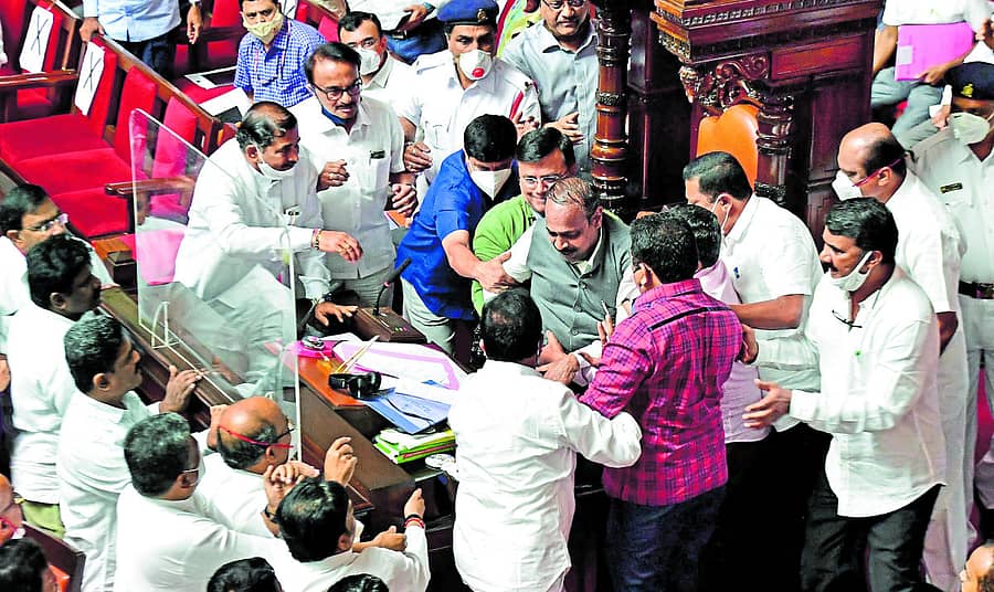 ವಿಧಾನ ಪರಿಷತ್‌ ಸಭಾಪತಿ ಪೀಠದಲ್ಲಿ ಆಸೀನರಾಗಿದ್ದ ಉಪ ಸಭಾಪತಿ ಧರ್ಮೇಗೌಡ ಅವರನ್ನು ಕಾಂಗ್ರೆಸ್‌ ಪಕ್ಷದ ಸದಸ್ಯರು ಪೀಠದಿಂದ ಕೆಳಗಿಳಿಸಲು ಯತ್ನಿಸಿದಾಗ ಬಿಜೆಪಿ ಸದಸ್ಯರು ಅವರನ್ನು ಮತ್ತೆ ಪೀಠದೆಡೆಗೆ ಎಳೆದು ಕುಳ್ಳಿರಿಸಲು ಪ್ರಯತ್ನಿಸಿದ್ದರು.