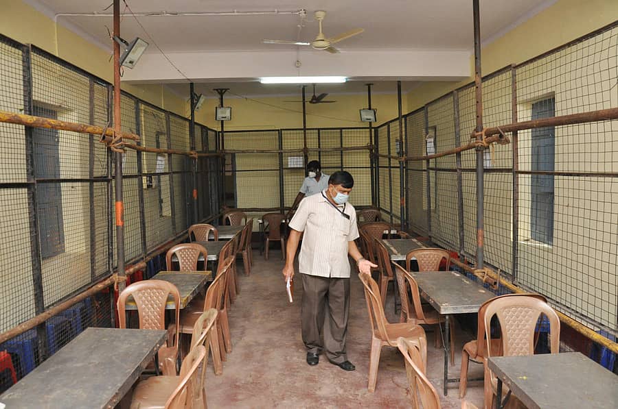 ಮತ ಎಣಿಕೆಗಾಗಿ ಚಾಮರಾಜನಗರದ ಜೆಎಸ್‌ಎಸ್‌ ಕಾಲೇಜಿನಲ್ಲಿ ಸಿದ್ಧತೆ ನಡೆಸಿರುವುದು.