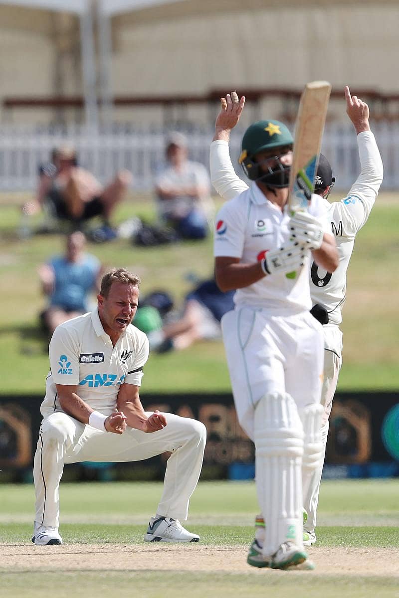 ನ್ಯೂಜಿಲೆಂಡ್ ಬೌಲರ್ ನೀಲ್ ವಾಗ್ನರ್ ಎಸೆತದಲ್ಲಿ ಔಟಾಗಿ ಮರಳುತ್ತಿರುವ ಪಾಕಿಸ್ತಾನ ತಂಡದ ಬ್ಯಾಟ್ಸ್‌ಮನ್ ಫವಾದ್ ಆಲಂ  –ಎಎಫ್‌ಪಿ ಚಿತ್ರ