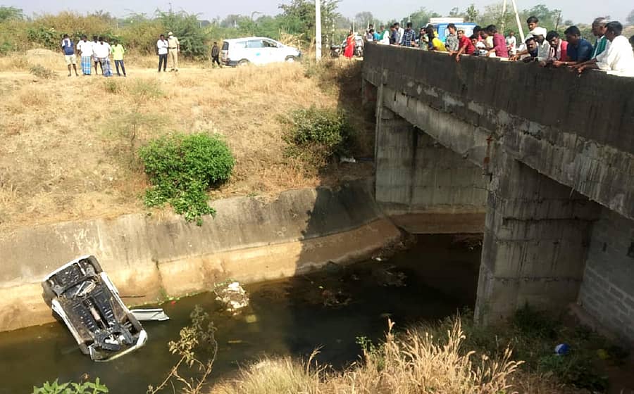 ಹಾವೇರಿ ತಾಲ್ಲೂಕು ಕನವಳ್ಳಿ ಶಿಬಾರ ಸಮೀಪ ತುಂಗಾ ಎಡದಂಡೆ ಕಾಲುವೆಗೆ ಕಾರು ಬಿದ್ದಿರುವ ದೃಶ್ಯ