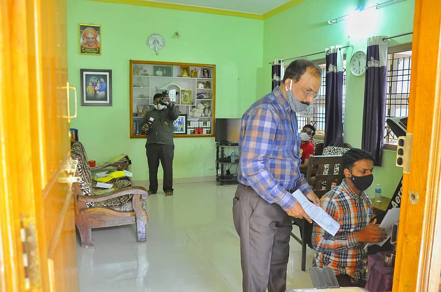 ಹೊಸಪೇಟೆಯ ಬಸವೇಶ್ವರ ಬಡಾವಣೆಯಲ್ಲಿರುವ ಉಪ ನೋಂದಣಾಧಿಕಾರಿ ಪ್ರಭಾಕರ ಮಠದ್‌ ಅವರ ಮನೆ ಮೇಲೆ ದಾಳಿ ನಡೆಸಿರುವ ಎಸಿಬಿ ಅಧಿಕಾರಿಗಳು ದಾಖಲೆ ಪರಿಶೀಲಿಸುತ್ತಿರುವುದು