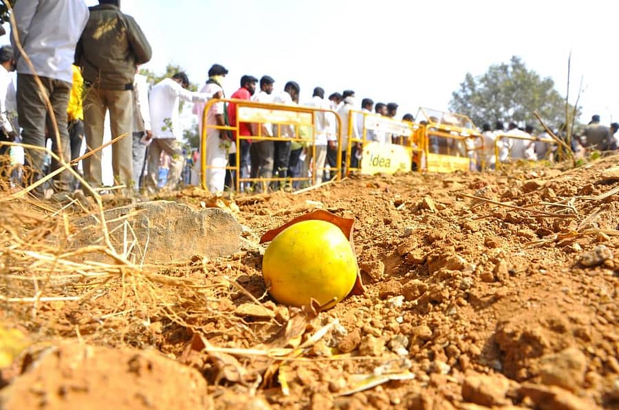 ಹೊಸಪೇಟೆಯ ಎಲ್‌ಎಫ್‌ಎಸ್‌ ಶಾಲೆಯಲ್ಲಿ ಬುಧವಾರ ನಡೆದ ಗ್ರಾಮ ಪಂಚಾಯಿತಿ ಚುನಾವಣೆಯ ಮತ ಎಣಿಕೆ ಕೇಂದ್ರದೊಳಗೆ ಅಭ್ಯರ್ಥಿಗಳು ತಂದಿದ್ದ ನಿಂಬೆಹಣ್ಣು ಕೊಂಡೊಯ್ಯಲು ಅವಕಾಶ ಕಲ್ಪಿಸದ ಕಾರಣ ಅದನ್ನು ಹೊರಗೆ ಎಸೆದು ಹೋಗಿದ್ದರು