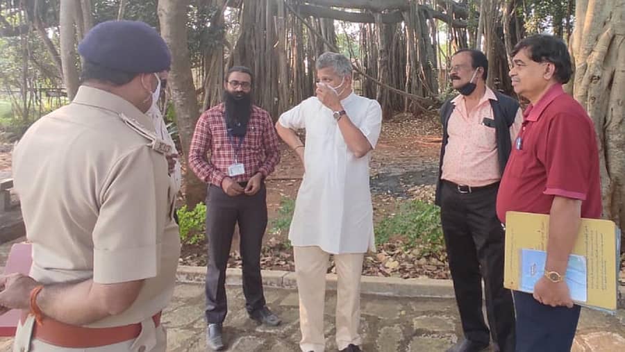 ದೇವಿಕಾರಾಣಿ–ರೋರಿಚ್ ಎಸ್ಟೇಟ್ ಪ್ರದೇಶಕ್ಕೆ ಭೇಟಿ ನೀಡಿ ಪರಿಶೀಲಿಸಿದ ಜೀವ ವೈವಿಧ್ಯ ಮಂಡಳಿ ಸದಸ್ಯರು ಹಾಗೂ ಅರಣ್ಯ ಇಲಾಖೆ ಸಿಬ್ಬಂದಿ