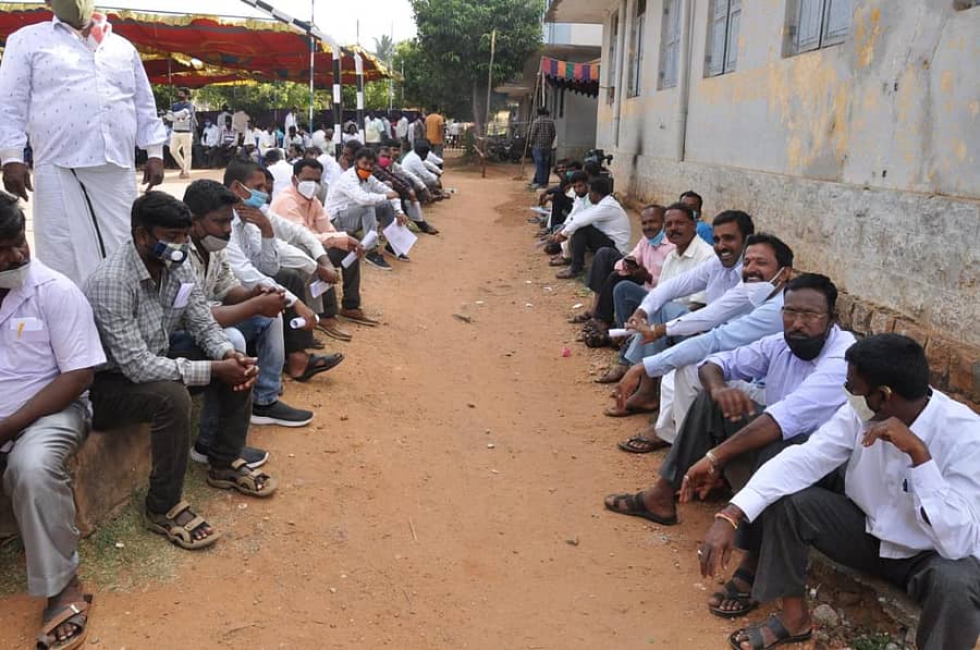 ಕೊಳ್ಳೇಗಾಲದ ಮತಎಣಿಕೆ ಕೇಂದ್ರದಲ್ಲಿ ತಮ್ಮ ಸ್ಥಾನದ ಮತ ಎಣಿಕೆಗಾಗಿ ಕಾದು ಕುಳಿತಿದ್ದ ಅಭ್ಯರ್ಥಿಗಳು