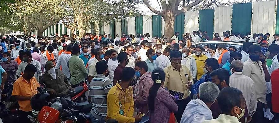 ಮತಎಣಿಕೆ ಕೇಂದ್ರದ ಹೊರಗೆ ಜಮಾಯಿಸಿದ್ದ ಜನ