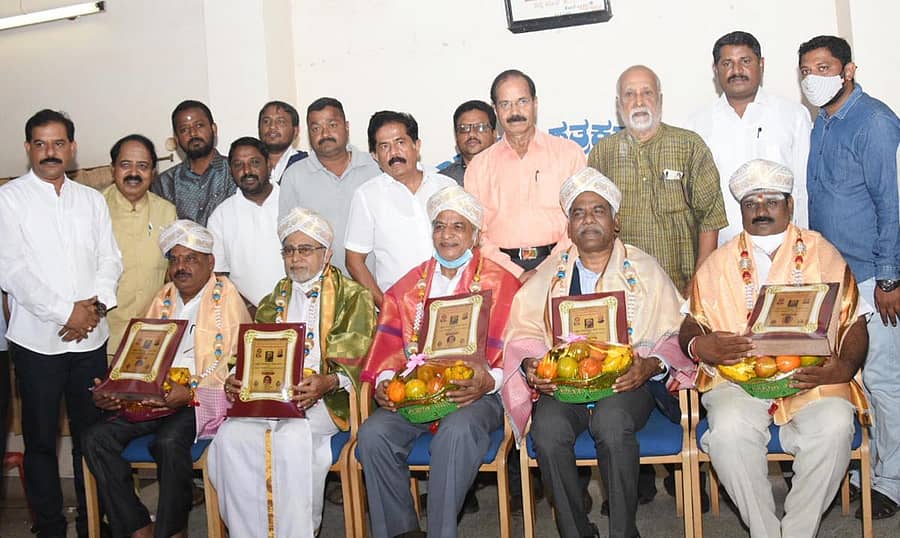 ಕರ್ನಾಟಕ ರಾಜ್ಯ ಹಿಂದುಳಿದ ವರ್ಗಗಳ ಜಾಗೃತ ವೇದಿಕೆ, ಭಾರತೀಯ ದಲಿತ ಸಾಹಿತ್ಯ ಅಕಾಡೆಮಿ ಹಾಗೂ ಶರಣ ಮಂಡಲಿ ವತಿಯಿಂದ ಕುವೆಂಪು ಜನ್ಮದಿನಾಚರಣೆ ಪ್ರಯುಕ್ತ ಪ್ರಾಥಮಿಕ ಶಾಲಾ ಶಿಕ್ಷಕರ ಸಂಘದ ಅಧ್ಯಕ್ಷ ಕೆ.ಬಿ.ಸೋಮೇಗೌಡ, ಸಮಾಜ ಸೇವಕ ರಘುರಾಂ ವಾಜಪೇಯಿ, ಸಾಹಿತಿ ಪ್ರೊ.ಕೆ.ಎಸ್.ಭಗವಾನ್, ನಿವೃತ್ತ ಪ್ರಾಧ್ಯಾಪಕ ಬಿ.ಪಿ.ಮಹೇಶ್ಚಂದ್ರಗುರು, ಜಿಲ್ಲಾ ಸರ್ಕಾರಿ ನೌಕರರ ಸಂಘದ ಉಪಾಧ್ಯಕ್ಷ ಮಾಲಂಗಿ ಸುರೇಶ್ ಅವರಿಗೆ ‘ಅನಿಕೇತನ’ ಪ್ರಶಸ್ತಿಯನ್ನು ಗುರುವಾರ ಪ್ರದಾನ ಮಾಡಲಾಯಿತು