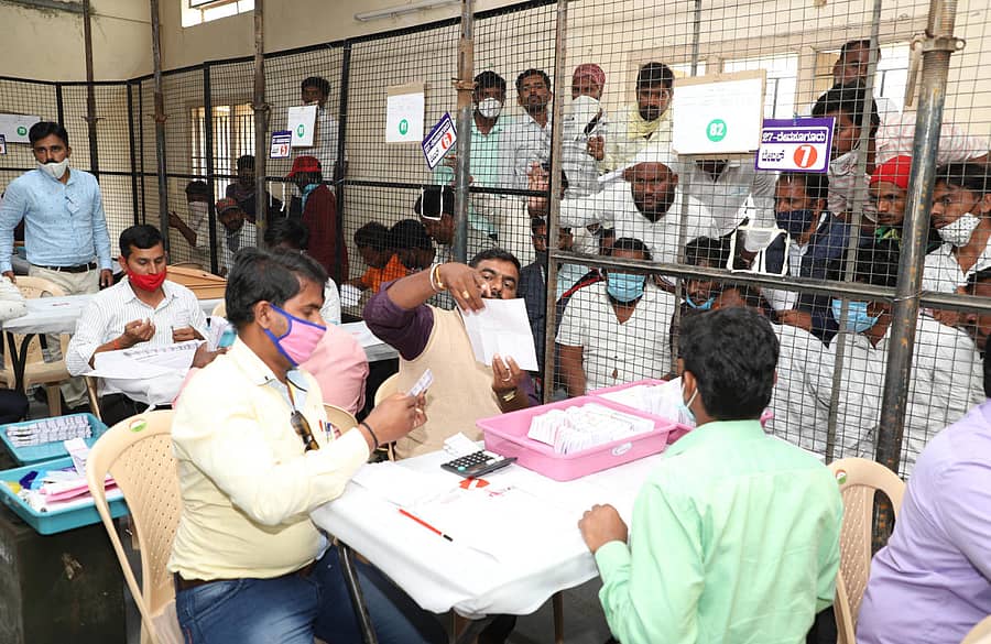 ರಾಯಚೂರಿನ ಎಸ್‌ಆರ್‌ಪಿಯು ಕಾಲೇಜಿನ ಮತ ಎಣಿಕೆ ಕೇಂದ್ರದೊಳಗೆ ಬುಧವಾರ ಕಂಡುಬಂದ ದೃಶ್ಯ