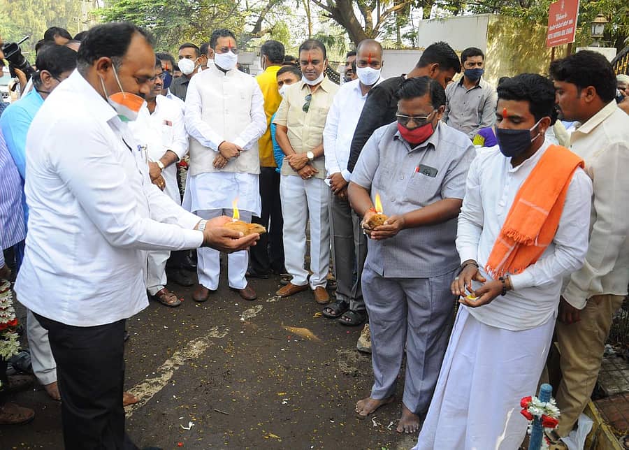 ವಿಜಯಪುರ ಮಹಾನಗರ ಪಾಲಿಕೆಯಿಂದ ಡಾ. ಬಿ.ಆರ್.ಅಂಬೇಡ್ಕರ್ ವೃತ್ತದಿಂದ ಲಲಿತ್ ಮಹಲ್ ಹೋಟೆಲ್ ವರೆಗೆ ನಿರ್ಮಿಸಲು ಉದ್ದೇಶೀಸಿರುವ ಸಿ.ಸಿ ರಸ್ತೆ ಹಾಗೂ ಫುಟ್ಪಾತ್ ನಿರ್ಮಾಣ ಕಾಮಗಾರಿಗೆ ಶಾಸಕ ಬಸನಗೌಡ ಪಾಟೀಲ ಯತ್ನಾಳ ಭೂಮಿಪೂಜೆ ನೆರವೇರಿಸಿದರು