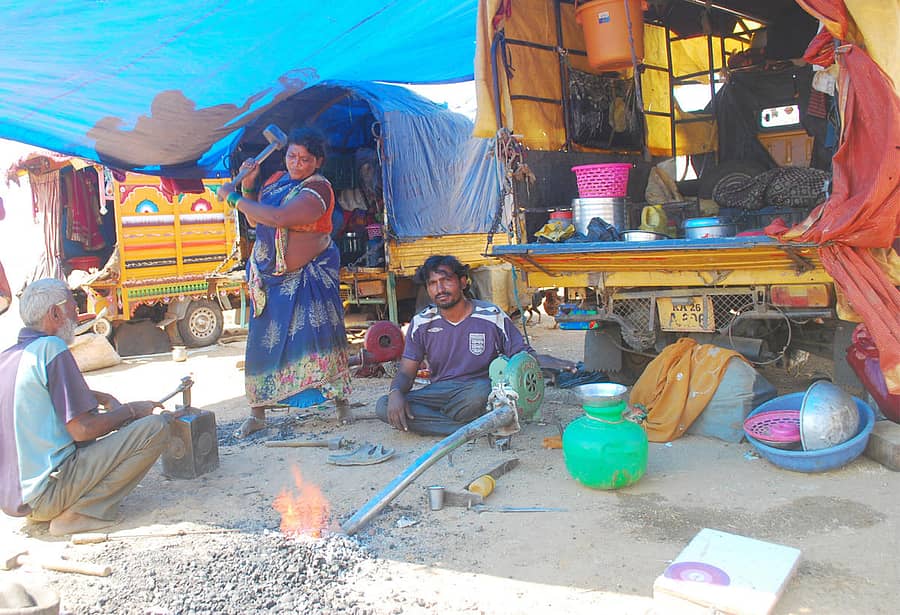 ಲಾಕ್ಡೌನ್ ವೇಳೆಯಲ್ಲಿ ಲಕ್ಷ್ಮೇಶ್ವರದಲ್ಲಿ ಬೀಡು ಬಿಟ್ಟಿದ್ದ ಬಯಲು ಕಂಬಾರರು