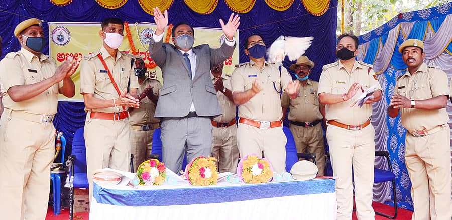 ತುಮಕೂರಿನಲ್ಲಿ ಗೃಹರಕ್ಷಕ ದಳದ ದಿನಾಚಣೆಗೆ ನ್ಯಾಯಾಧೀಶರಾದ ಎಸ್.ಸುಧೀಂದ್ರನಾಥ್ ಚಾಲನೆ ನೀಡಿದರು