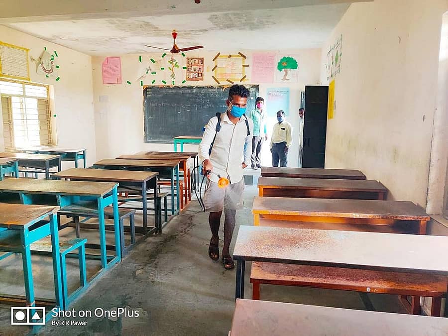 ಯರಗೋಳ ಸಮೀಪದ ಅಲ್ಲಿಪುರ ಗ್ರಾಮದ ಸರ್ಕಾರಿ ಪ್ರೌಢಶಾಲೆಯಲ್ಲಿ ಸ್ಯಾನಿಟೇಷನ್ ಮಾಡುತ್ತಿರುವ ಪಂಚಾಯಿತಿ ಸಿಬ್ಬಂದಿ