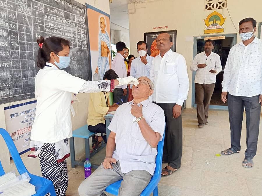 ಯಾದಗಿರಿಯ ನ್ಯೂ ಕನ್ನಡ ಕಾಲೇಜಿನಲ್ಲಿ ಕೋವಿಡ್‌ ಪರೀಕ್ಷೆಗಾಗಿ ಸಿಬ್ಬಂದಿ ಗಂಟಲು ದ್ರವ ಮಾದರಿ ಸಂಗ್ರಹಿಸಲಾಯಿತು