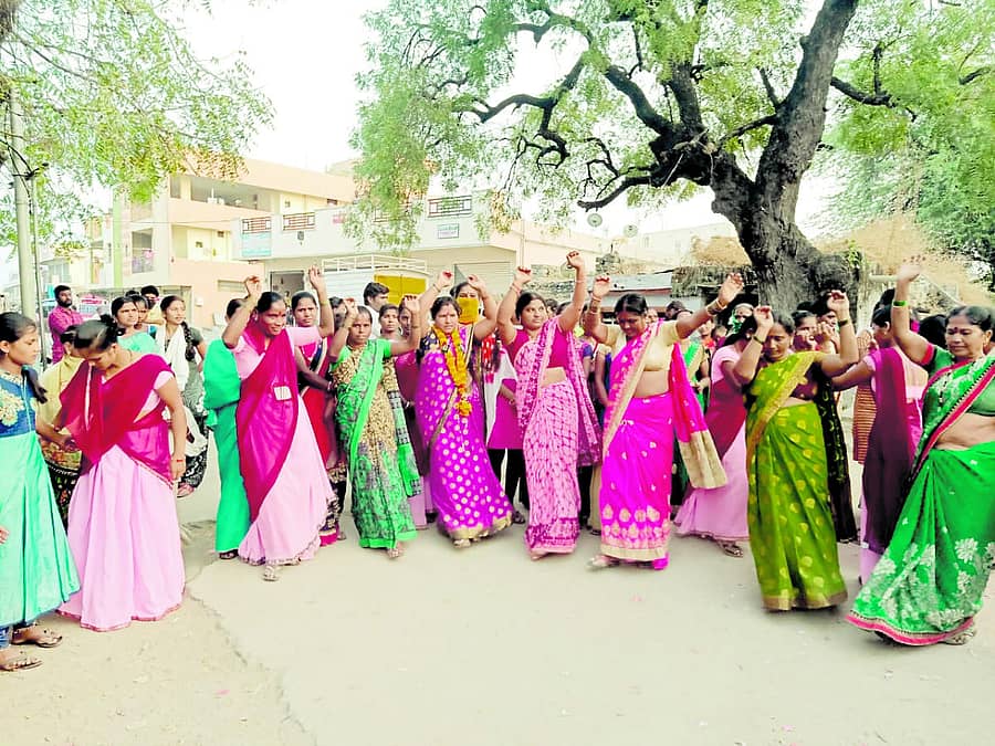 ಸೈದಾಪುರ ಪಟ್ಟಣದ ವಾರ್ಡ್ 3 ರಲ್ಲಿ ವಿಜೇತ ಅಭ್ಯರ್ಥಿಗಳ ಬೆಂಬಲಿಗರು ನೃತ್ಯ ಮಾಡುವುದರ ಮೂಲಕ ವಿಜಯೋತ್ಸವ ಆಚರಿಸಿದರು