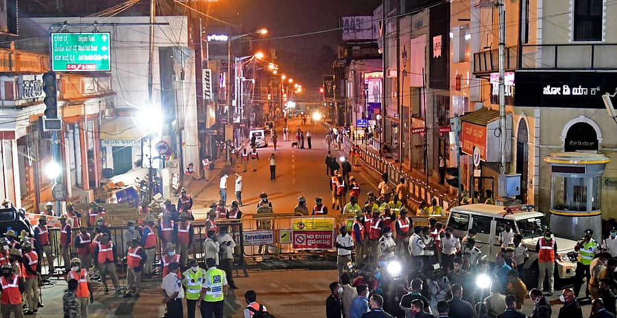 ನಗರದ ಬ್ರಿಗೇಡ್ ರಸ್ತೆಯಲ್ಲಿ ಪೊಲೀಸ್ ಬಿಗಿ ಬಂದೋಬಸ್ತ್ ಕಂಡುಬಂತು -ಪ್ರಜಾವಾಣಿ ಚಿತ್ರ/ಎಂ.ಎಸ್. ಮಂಜುನಾಥ್