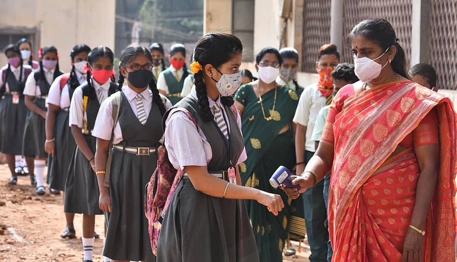 ಹುಬ್ಬಳ್ಳಿಯ ಮೂರುಸಾವಿರ ಮಠದ ಗಂಗಾಧರ ಪ್ರೌಢಶಾಲೆಯಲ್ಲಿ ವಿದ್ಯಾರ್ಥಿಗಳಿಗೆ ಥರ್ಮಲ್ ಸ್ಕ್ರೀನಿಂಗ್ ಮಾಡಲಾಯಿತು –ಪ್ರಜಾವಾಣಿ ಚಿತ್ರ