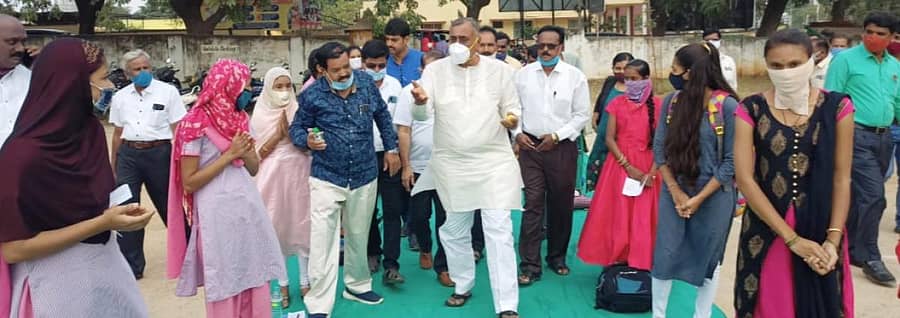 ಚಿತ್ರದುರ್ಗದ ಸರ್ಕಾರಿ ಬಾಲಕಿಯರ ಪದವಿ ಪೂರ್ವ ಕಾಲೇಜಿನಲ್ಲಿ ಶಾಸಕ ಜಿ.ಎಚ್‌.ತಿಪ್ಪಾರೆಡ್ಡಿ ಅವರು ವಿದ್ಯಾರ್ಥಿಗಳನ್ನು ಸ್ವಾಗತಿಸಿದರು.