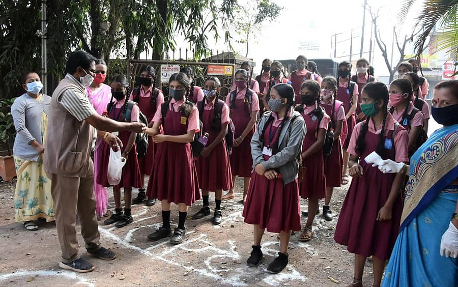 ಬೆಳಗಾವಿಯ ಮಹಿಳಾ ವಿದ್ಯಾಲಯದಲ್ಲಿ ಮಕ್ಕಳನ್ನು ಶಿಕ್ಷಕರು ಗುಲಾಬಿ ನೀಡಿ ಸ್ವಾಗತಿಸಿದರುಪ್ರಜಾವಾಣಿ ಚಿತ್ರ