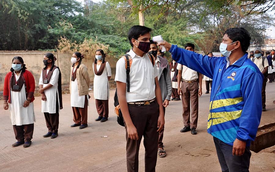 ಬೀದರ್‌ನಲ್ಲಿ ಥರ್ಮಲ್‌ ಸ್ಕ್ರೀನಿಂಗ್‌ ಮೂಲಕ ವಿದ್ಯಾರ್ಥಿಗಳ ಆರೋಗ್ಯ ತಪಾಸಣೆ ಮಾಡಲಾಯಿತುಗೆ ತೆರಳಿದರು