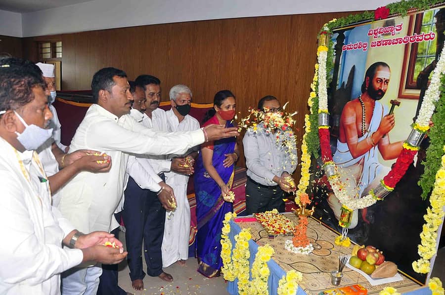 ಹಾಸನದಲ್ಲಿ ನಡೆದ ಕಾರ್ಯಕ್ರಮದಲ್ಲಿ ಜಿಲ್ಲಾಧಿಕಾರಿ ಆರ್. ಗಿರೀಶ್ ಹಾಗೂ ಗಣ್ಯರು ಜಕಣಾಚಾರಿ ಭಾವಚಿತ್ರಕ್ಕೆ ಪುಷ್ಪ ನಮನ ಸಲ್ಲಿಸಿದರು.