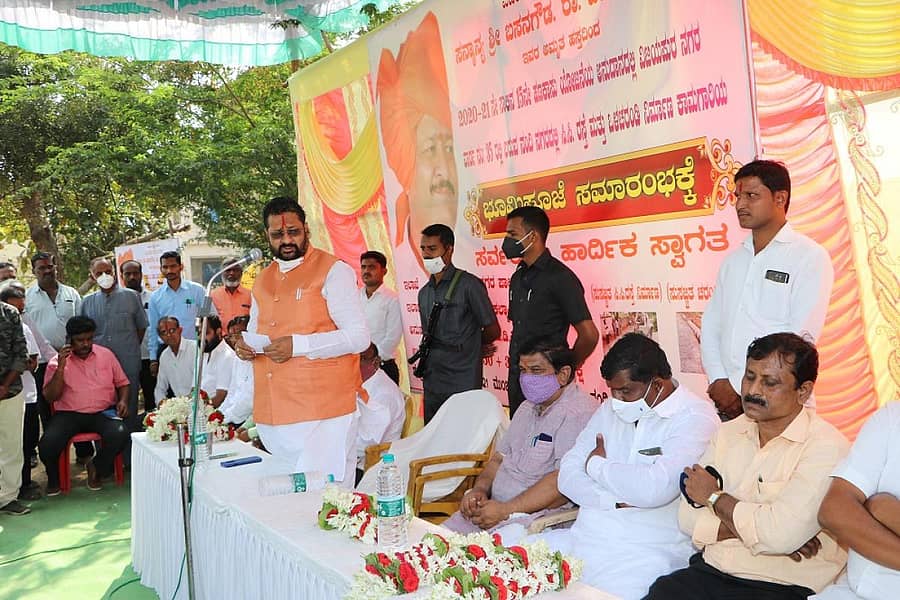 ವಿಜಯಪುರ ಮಹಾನಗರ ಪಾಲಿಕೆಯ 15ನೇ ಹಣಕಾಸು ಯೋಜನೆಯಲ್ಲಿ ಕೈಗೊಂಡಿರುವ ವಿವಿಧ ಅಭಿವೃದ್ಧಿ ಕಾರ್ಯಗಳಿಗೆ ಶಾಸಕ ಬಸನಗೌಡ ಪಾಟೀಲ ಯತ್ನಾಳ ಭೂಮಿ ಪೂಜೆ ನೆರವೇರಿಸಿ ಮಾತನಾಡಿದರು