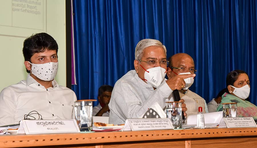 ಕಲಬುರ್ಗಿಯಲ್ಲಿ ನಡೆದ ಕೆಡಿಪಿ ಸಭೆಯಲ್ಲಿ ಉಪಮುಖ್ಯಮಂತ್ರಿ, ಜಿಲ್ಲಾ ಉಸ್ತುವಾರಿ ಸಚಿವ ಗೋವಿಂದ ಕಾರಜೋಳ ಮಾತನಡಿದರು. ದತ್ತಾತ್ರೇಯ ಪಾಟೀಲ ರೇವೂರ, ಡಾ.ಉಮೇಶ ಜಾಧವ, ಸುವರ್ಣಾ ಮಾಲಾಜಿ ಇದ್ದಾರೆ