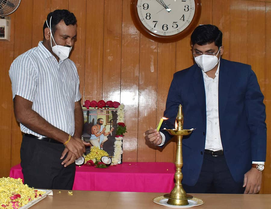 ಬೀದರ್‌ನ ಜಿಲ್ಲಾಧಿಕಾರಿ ಕಚೇರಿಯಲ್ಲಿ ನಡೆದ ಜಕಣಾಚಾರಿ ಸಂಸ್ಮರಣಾ ದಿನಾಚರಣೆ ಕಾರ್ಯಕ್ರಮವನ್ನು ಜಿಲ್ಲಾಧಿಕಾರಿ ರಾಮಚಂದ್ರನ್‌ ಉದ್ಘಾಟಿಸಿದರು. ಹೆಚ್ಚುವರಿ ಜಿಲ್ಲಾಧಿಕಾರಿ ರುದ್ರೇಶ ಘಾಳಿ ಇದ್ದಾರೆ