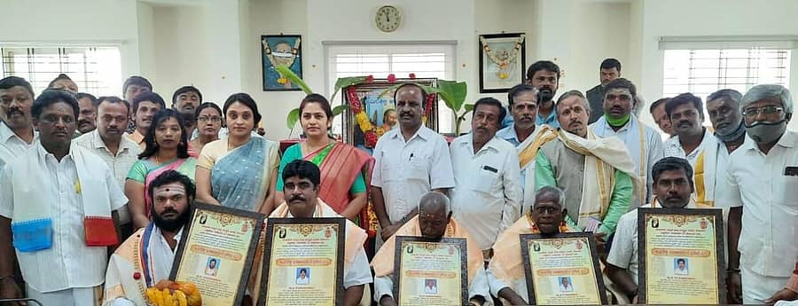 ಕೋಲಾರದಲ್ಲಿ ಶುಕ್ರವಾರ ನಡೆದ ಅಮರಶಿಲ್ಪಿ ಜಕಣಾಚಾರಿ ಸಂಸ್ಮರಣಾ ದಿನಾವರಣೆಯಲ್ಲಿ ವಿಶ್ವಕರ್ಮ ಸಮುದಾಯದ ಸಾಧಕರನ್ನು ಸನ್ಮಾನಿಸಲಾಯಿತು.