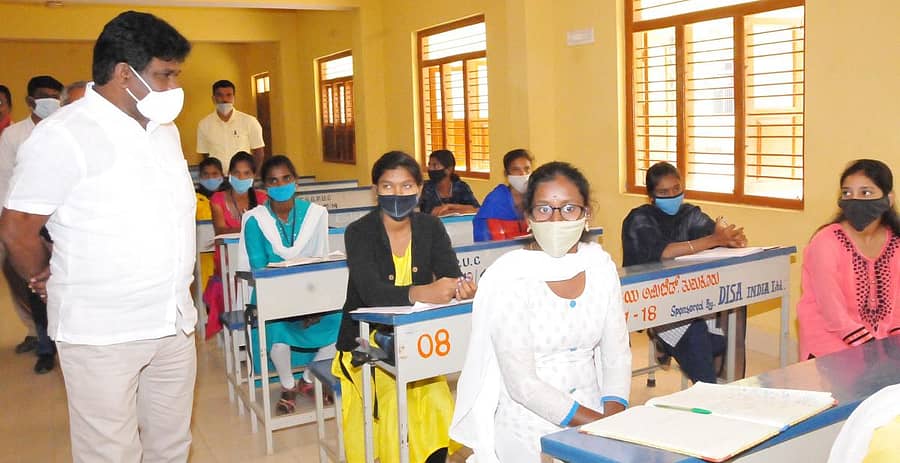 ವಿಧಾನ ಪರಿಷತ್ ಸದಸ್ಯ ಚಿದಾನಂದ ಗೌಡ ಎಂಪ್ರೆಸ್ ಶಾಲೆಗೆ ಭೇಟಿ ನೀಡಿ ವಿದ್ಯಾರ್ಥಿನಿಯರ ಜತೆ ಸಂವಾದ ನಡೆಸಿದರು