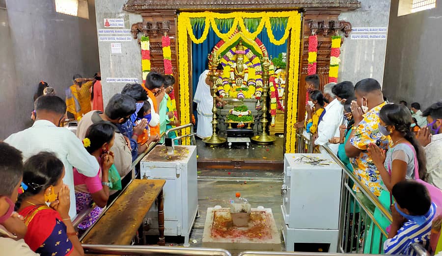 ಕೈವಾರದ ಯೋಗಿನಾರೇಯಣ ಮಠದಲ್ಲಿ ಭಕ್ತರ ಪೂಜೆ