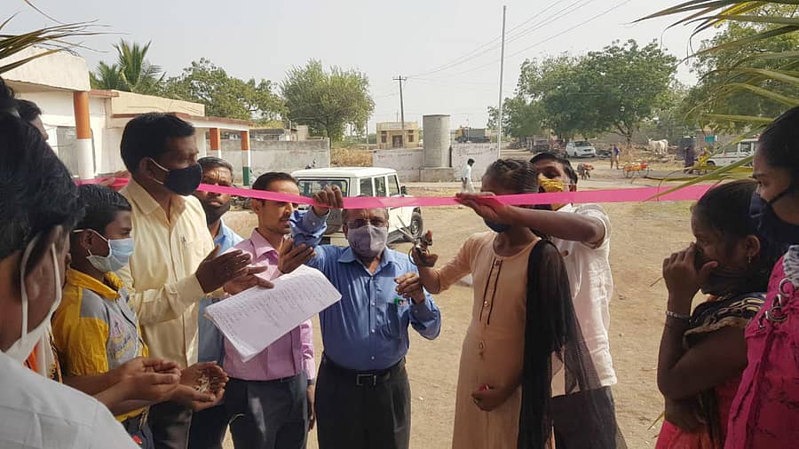 ತಿಕೋಟಾ ತಾಲ್ಲೂಕಿನ ಟಕ್ಕಳಕಿ ಎಲ್.ಟಿ.ನಂ–1 ಸರ್ಕಾರಿ ಹಿರಿಯ ಪ್ರಾಥಮಿಕ ಶಾಲೆಯಲ್ಲಿ ಮಕ್ಕಳಿಂದ ರಿಬ್ಬನ್ ಕತ್ತರಿಸುವ ಮೂಲಕ ವಿದ್ಯಾಗಮ ಕಾರ್ಯಕ್ರಮಕ್ಕೆ ಡಿಡಿಪಿಐ ಎನ್.ವಿ.ಹೊಸೂರ ಚಾಲನೆ ನೀಡಿದರು