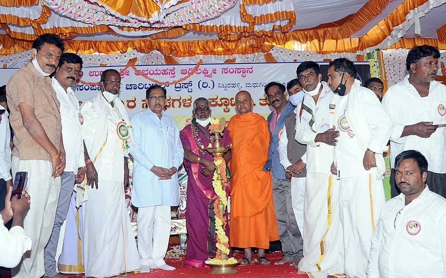 ಮಧುಗಿರಿ ತಾಲ್ಲೂಕಿನ ನಿಟ್ರಹಳ್ಳಿಯ ಆದಿಲಕ್ಷ್ಮಿ ಸಂಸ್ಥಾನದಲ್ಲಿ ನಡೆದ ಧನ್ವಂತರಿ ಹೋಮವನ್ನು ಶಾಸಕ ಜಿ. ಪರಮೇಶ್ವರ ಉದ್ಘಾಟಿಸಿದರು